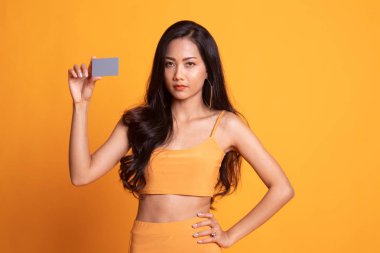 Boş bir kart ile genç Asyalı kadın.