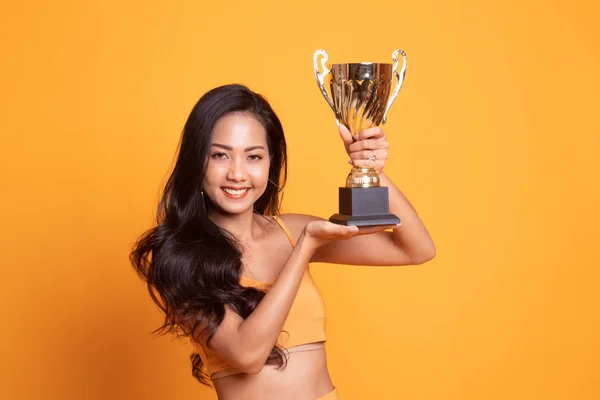 Bem sucedido jovem asiático mulher segurando um troféu . — Fotografia de Stock