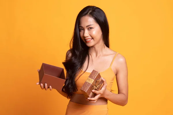 젊은 아시아 여자 오픈 황금 선물 상자. — 스톡 사진