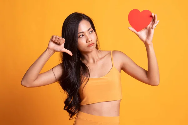 Asiático mulher polegares para baixo com vermelho coração . — Fotografia de Stock