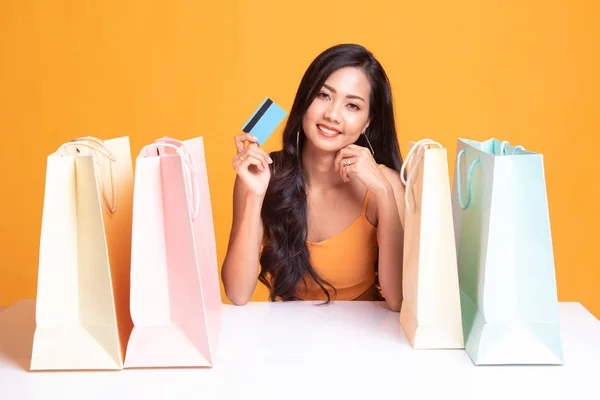 Jonge Aziatische vrouw met winkelen bag en lege kaart. — Stockfoto