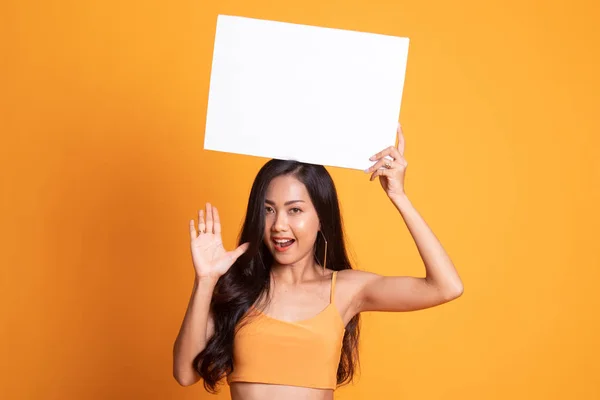 白い空白のサインで若いアジア女性驚き. — ストック写真