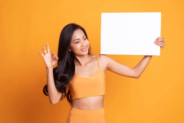 Joven asiática mostrar OK con blanco en blanco signo . —  Fotos de Stock