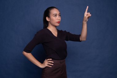 Asyalı kadın parmak ile ekranın dokunmadan.