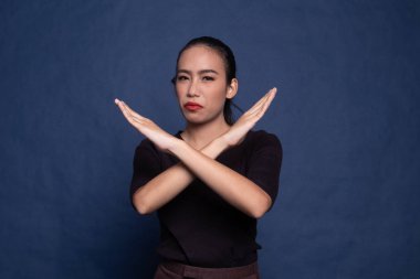 Güzel genç Asyalı kadın hayır diyor..