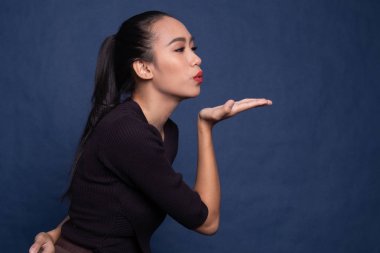 Güzel genç Asyalı kadın bir öpücük darbe.