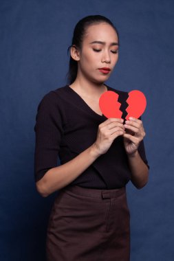 Güzel genç Asyalı kadın ile kırık kalp.