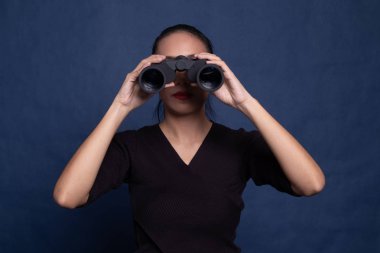 Dürbün ile genç Asyalı kadın.