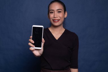 Cep telefonlu genç Asyalı kadın..