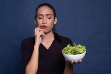 Asyalı kadın nefret salata.