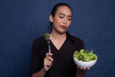 Asyalı kadın nefret salata.