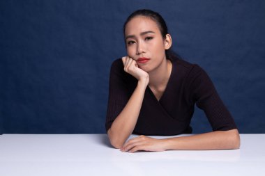 Asyalı kız sıkıcı olmaya başladı.