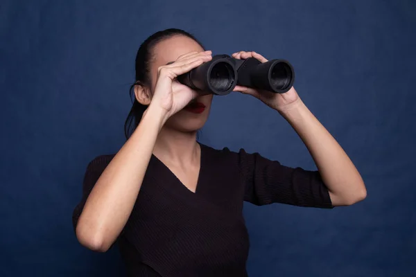 Giovane donna asiatica con binocolo . — Foto Stock