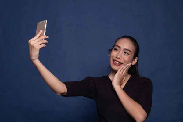 Young Asian woman show thumb up  with mobile phone. — Stock Photo, Image