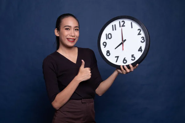 Jeune femme asiatique pouces levés avec une horloge . — Photo