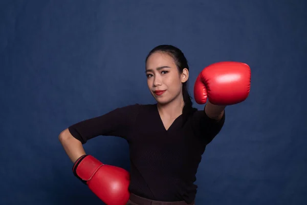 Jovem mulher asiática com luvas de boxe vermelho . — Fotografia de Stock