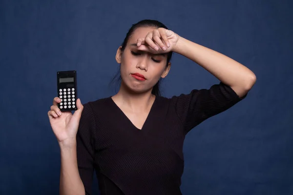 Asiatico donna ottenuto mal di testa con calcolatrice . — Foto Stock