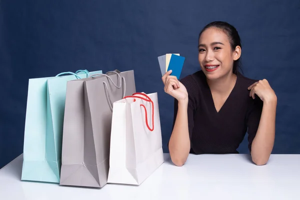 Jonge Aziatische vrouw met winkelen bag en lege kaart. — Stockfoto