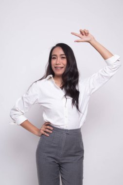 Genç Asyalı kadın gülümseme ve noktası.