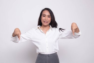 Güzel genç Asyalı kadın noktası boş yer aşağı.