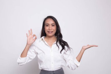 Güzel genç Asyalı kadın göstermek palm el ve Ok işareti.