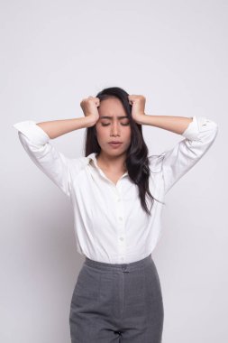 Genç Asyalı kadın hasta ve baş ağrısı var.