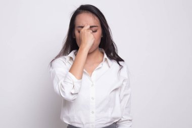 Genç Asyalı kadın hasta ve baş ağrısı var.