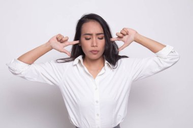 Genç Asyalı kadın parmakları ile her iki kulak engellemek.