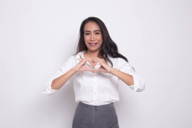 Genç Asyalı kadın kalp işaret göster.