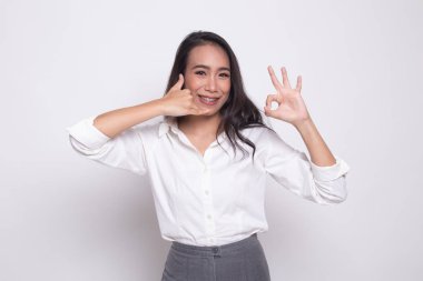 Telefon jest ve Ok işareti ile genç Asyalı kadın gösterisi.