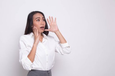 Güzel genç Asyalı kadın şok ve arama.