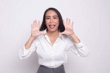 Genç Asyalı kadın dilini yapışkanlık dışarı.