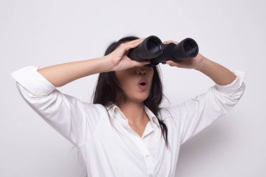 Dürbün ile genç Asyalı kadın.