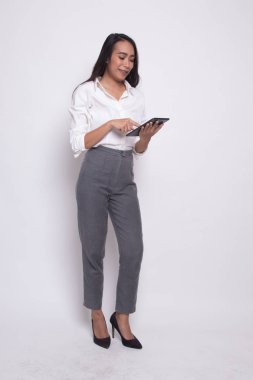 Genç Asyalı kadın bilgisayar tablet ile tam vücut.