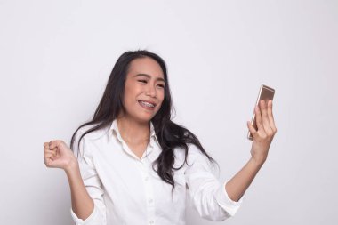 Mutlu genç Asyalı kadın ile hareket eden telefon.