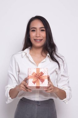 Genç Asyalı kadın ile bir hediye kutusu.