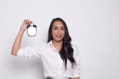 Saati olan genç Asyalı kadın..