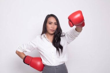 Genç Asyalı kadın kırmızı boks eldivenli.