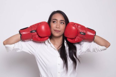 Genç Asyalı kadın kırmızı boks eldivenli.