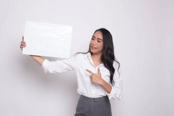 Jovem mulher asiática apontar para sinal em branco . — Fotografia de Stock