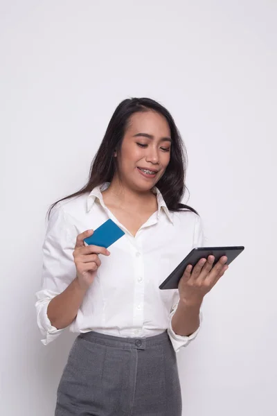 Jonge Aziatische vrouw is online winkelen met creditcard en tablet — Stockfoto