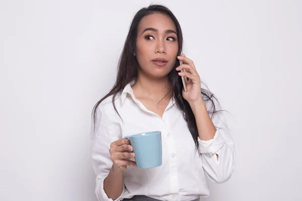 Young Asian woman with mobile phone and coffee cup. — Stock Photo, Image