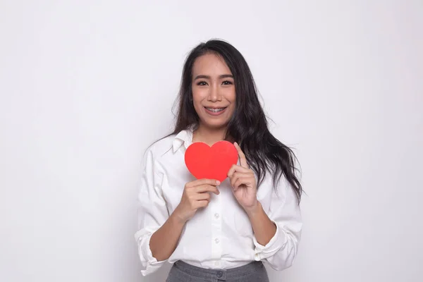 Mujer asiática con corazón rojo . —  Fotos de Stock