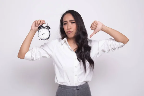 Joven mujer asiática pulgares abajo con un reloj . —  Fotos de Stock