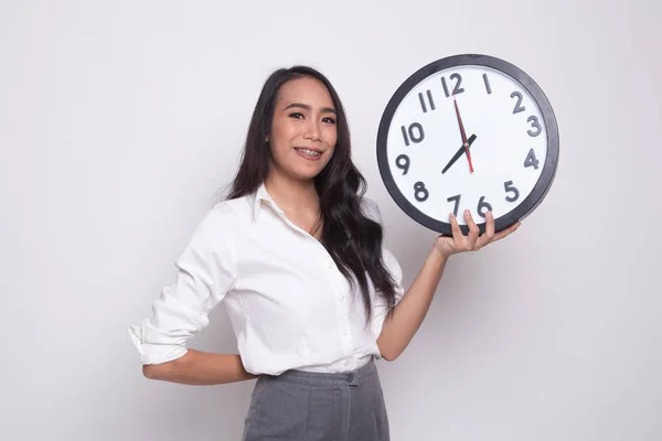 Joven asiático mujer con un reloj. —  Fotos de Stock