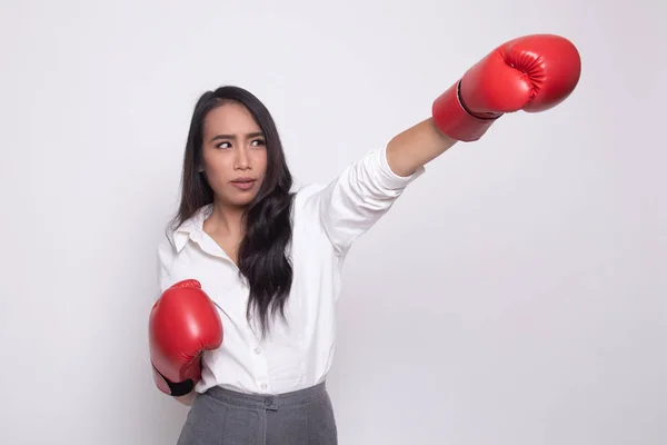 Joven mujer asiática con guantes de boxeo rojos . —  Fotos de Stock