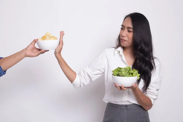 サラダ若いアジア女性がポテトチップスにノーと言う. — ストック写真
