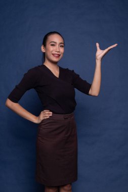 Genç Asyalı kadın eliyle mevcut.