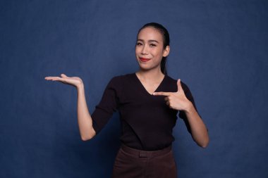 Güzel genç Asyalı kadın noktası el palm.