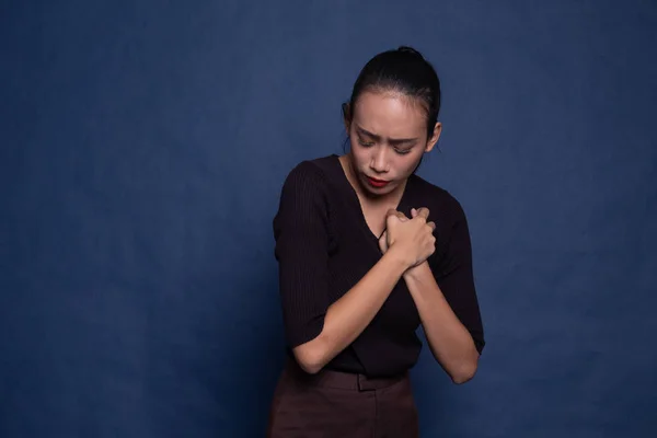 Joven asiática mujer got pecho dolor. —  Fotos de Stock